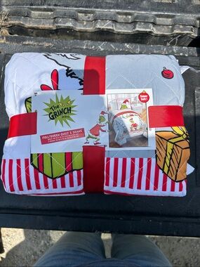 The Grinch Quilt & Shams Set
